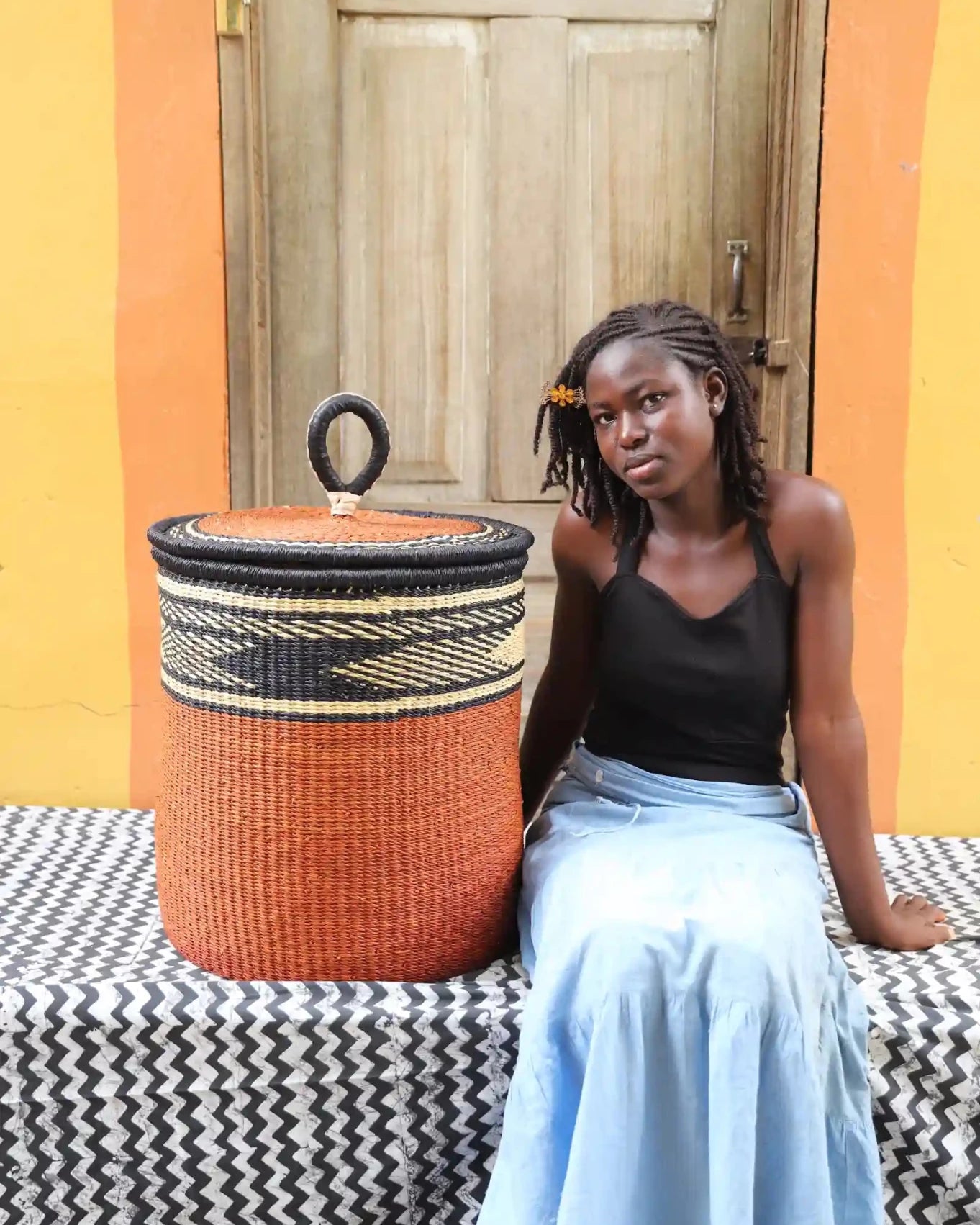 Lidded Laundry Basket with coil (Medium) by The Baba Tree. Handwoven elephant grass with leather handle. Premium Bolgatanga artisan decor.