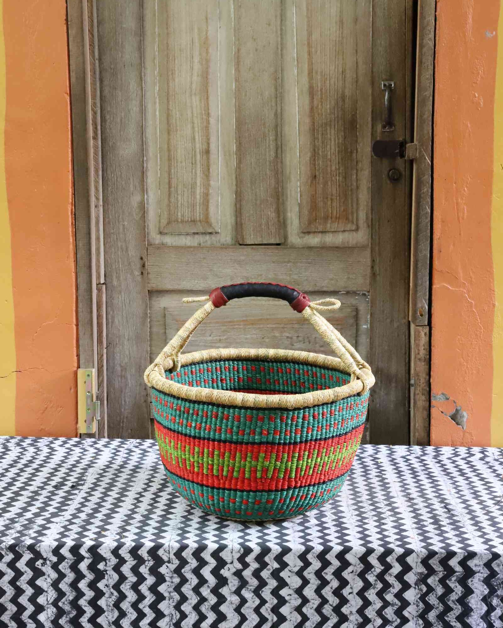 Large round shopping basket, a handwoven Bolga basket in elephant grass, 43 cm wide.
