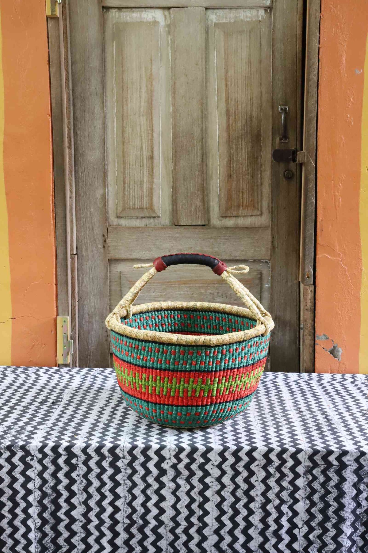 Large round shopping basket, a handwoven Bolga basket in elephant grass, 43 cm wide.