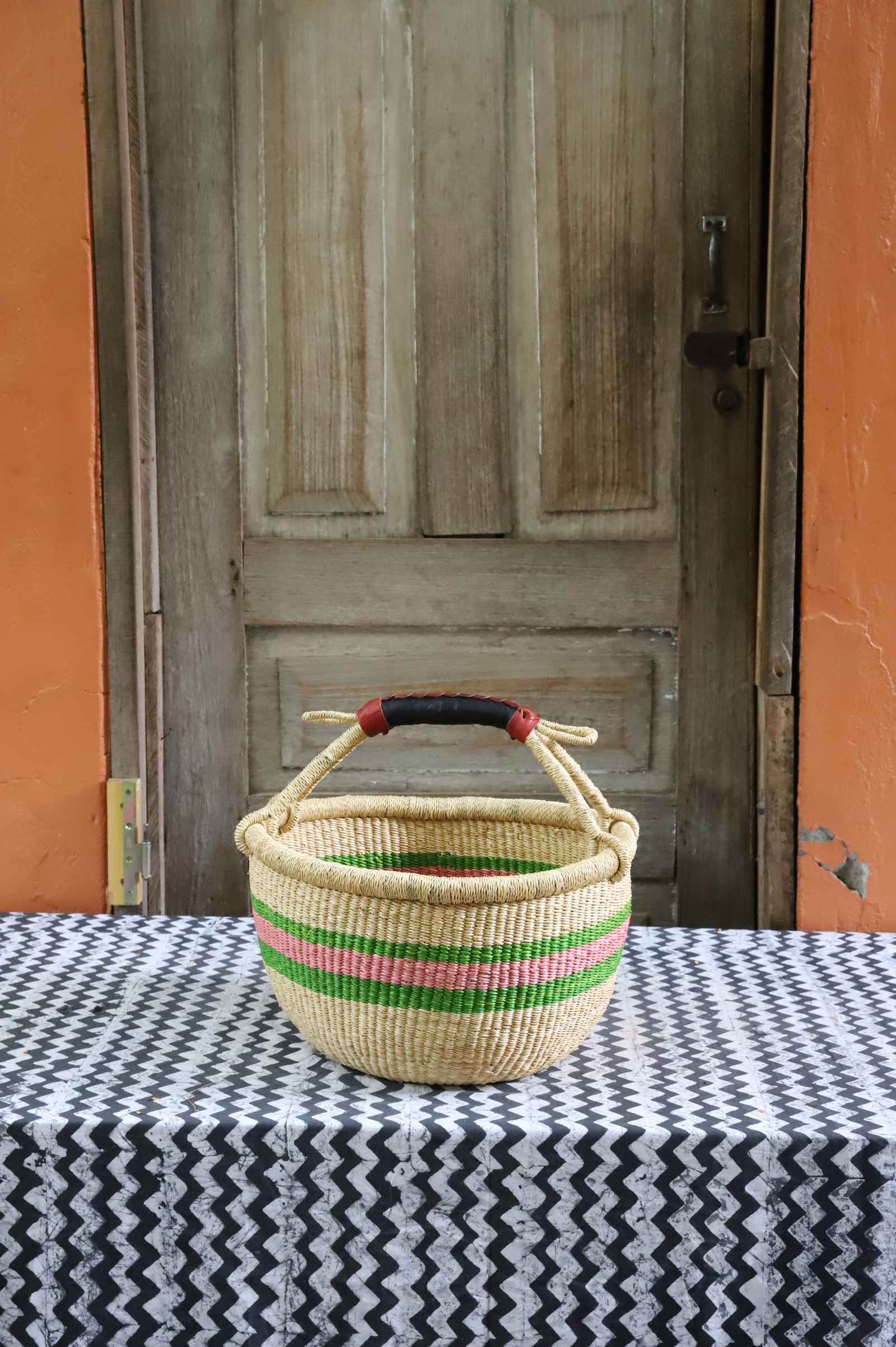 Round shopping basket in elephant grass, handwoven to carry real weight.