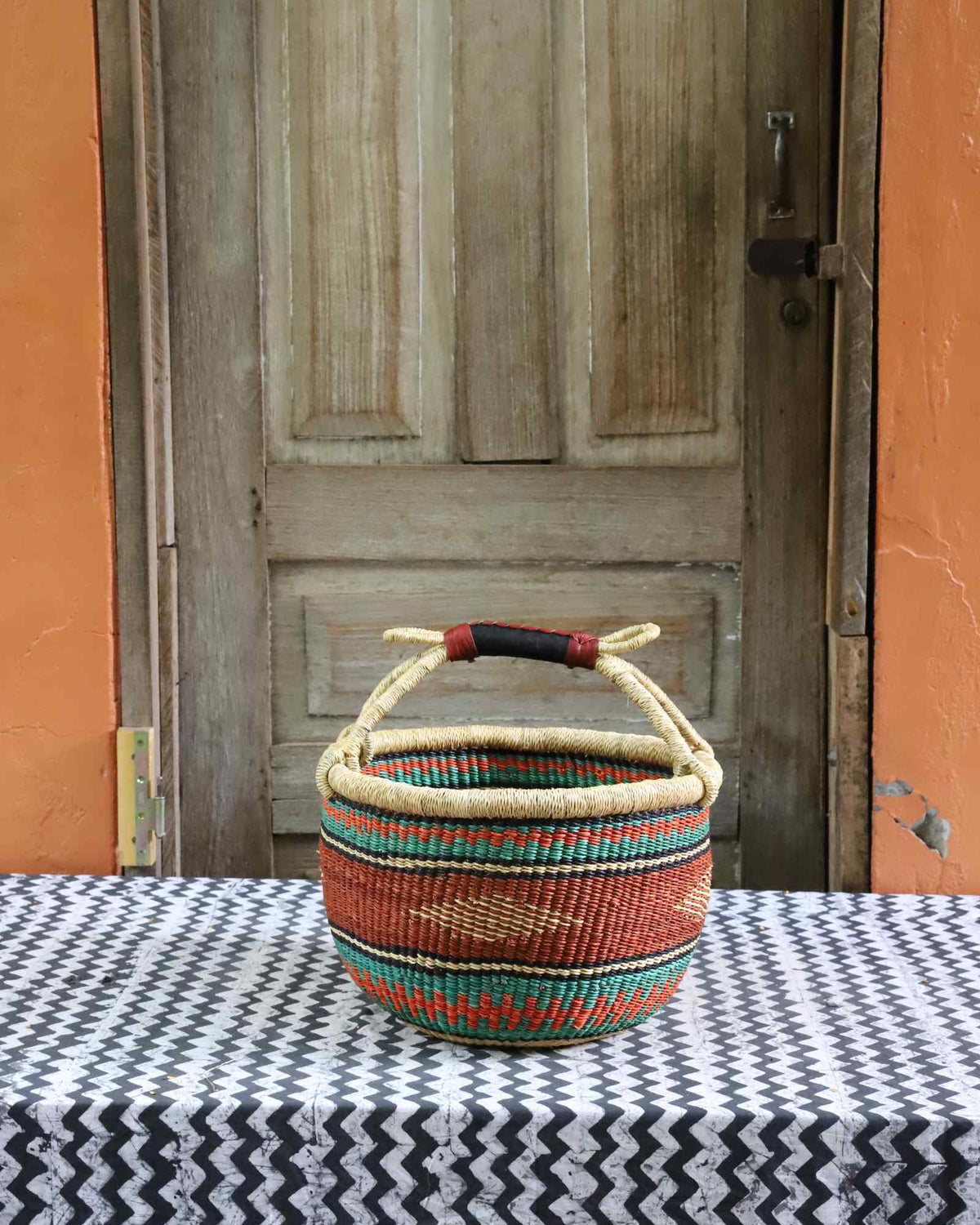 Medium round shopping basket handwoven in elephant grass, 38 cm wide and 25 cm tall.