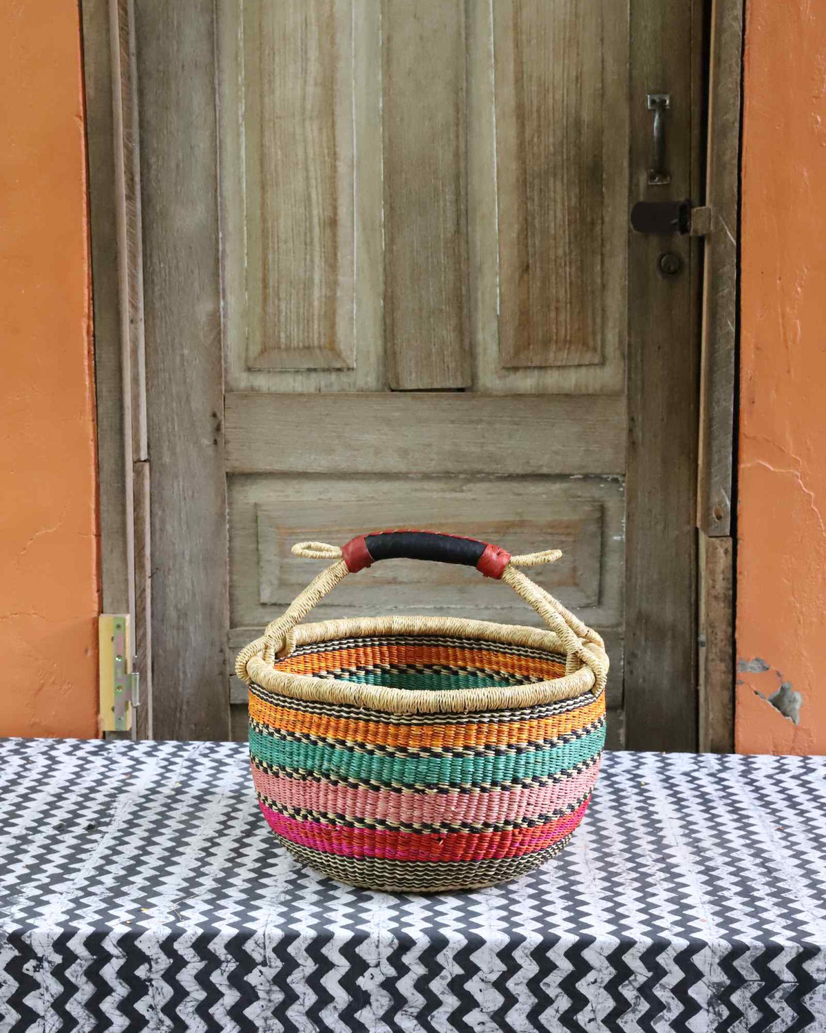 Medium round shopping basket, a handwoven Bolga basket in elephant grass, 41 cm wide.