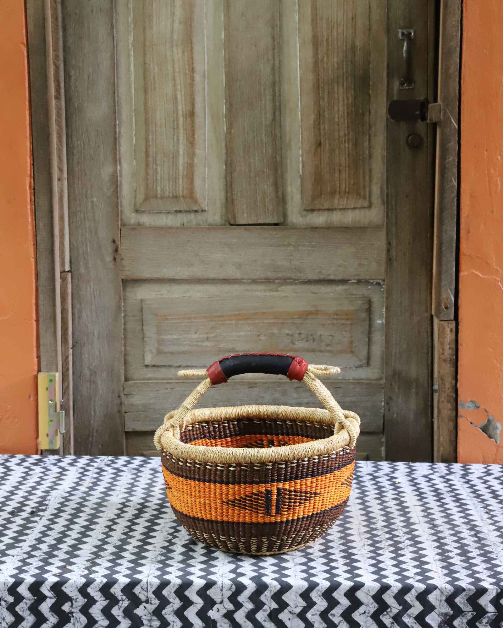 Round shopping basket handwoven in elephant grass, 33 cm wide and 19 cm tall.