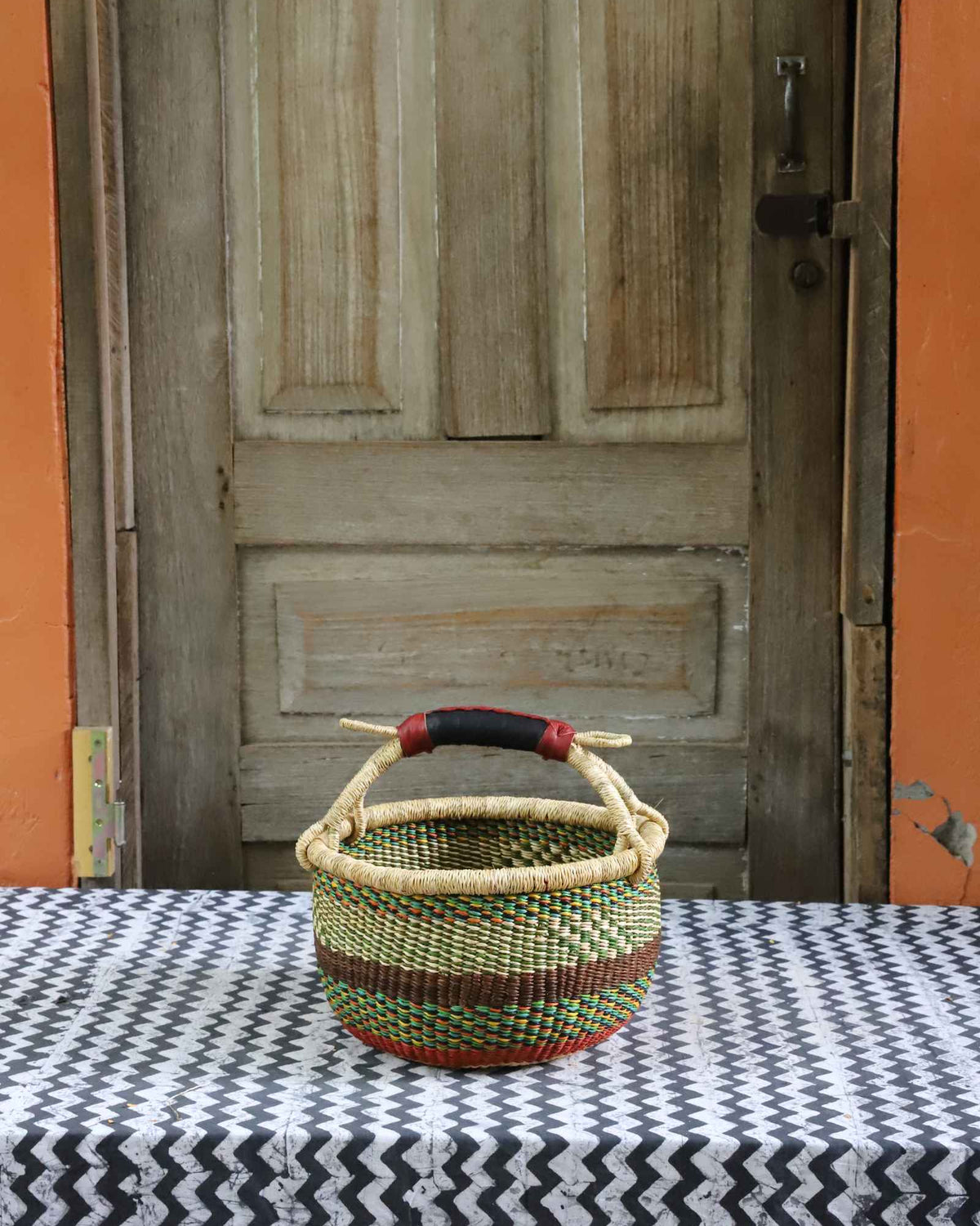 Small round shopping basket in elephant grass, handwoven in Bolgatanga, Ghana.