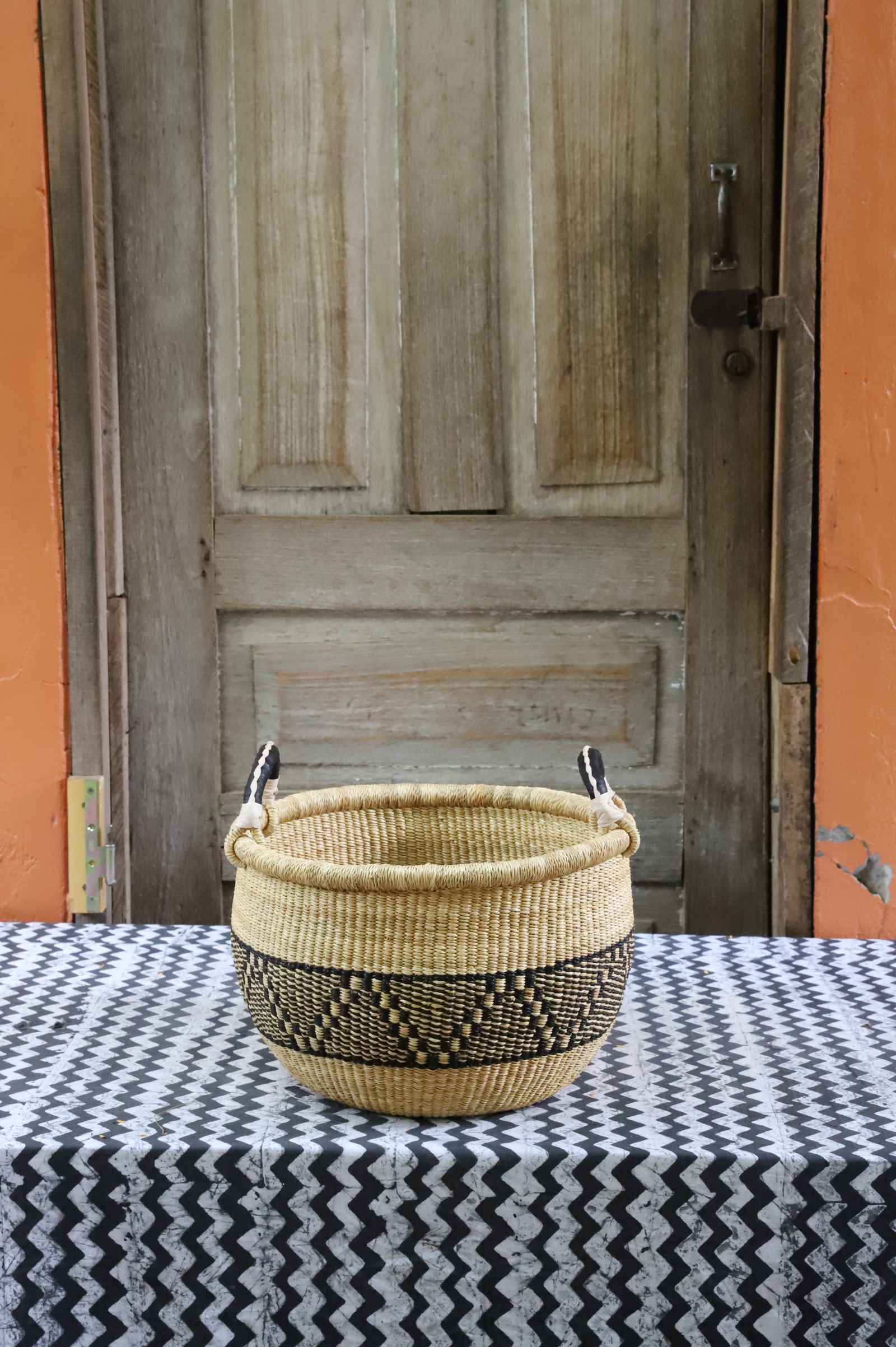 Gbenka storage basket, a handwoven Bolga basket in elephant grass, 37 cm wide.
