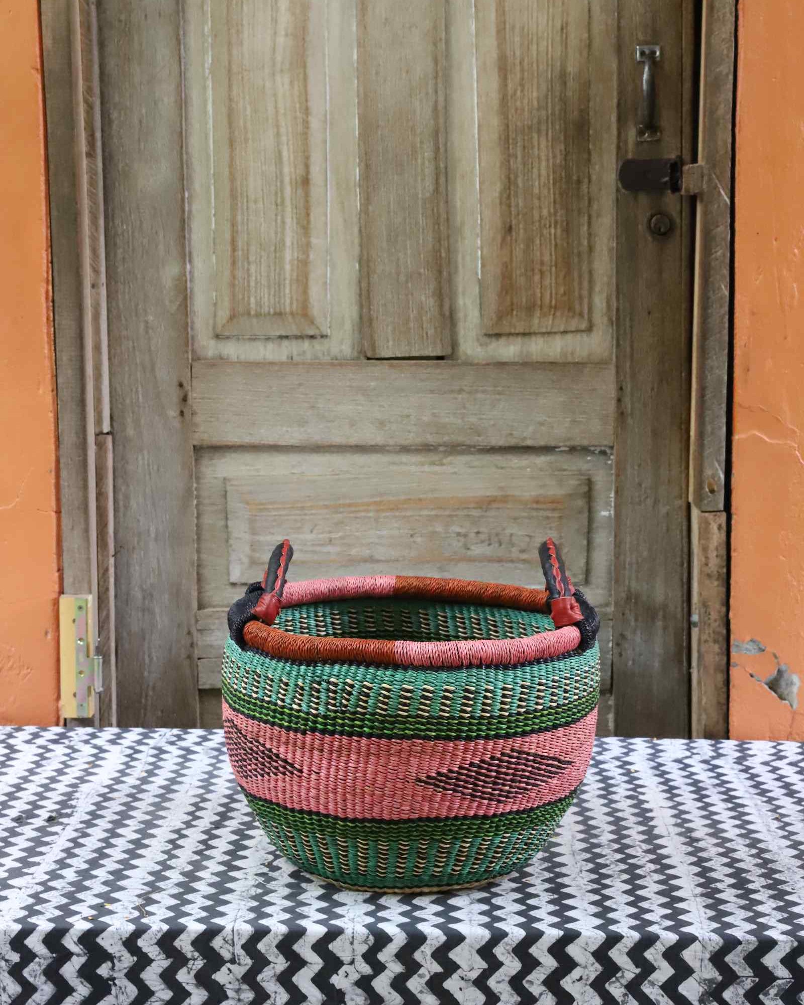 Gbenka storage basket, a handwoven African basket in elephant grass, 33 cm wide.
