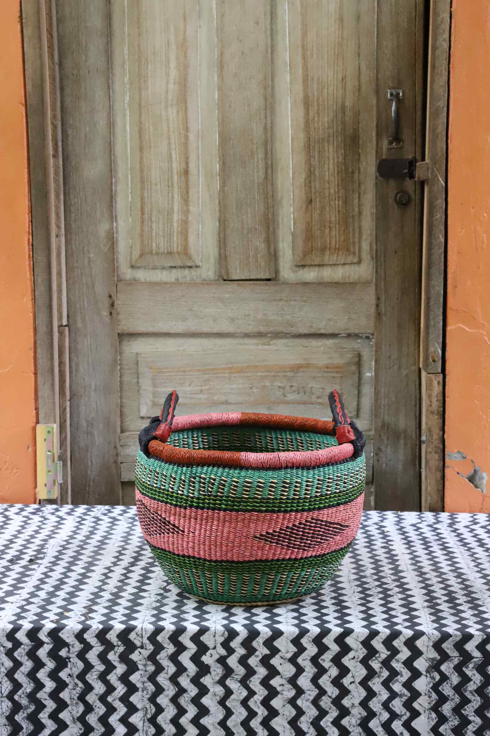 Gbenka storage basket, a handwoven African basket in elephant grass, 33 cm wide.