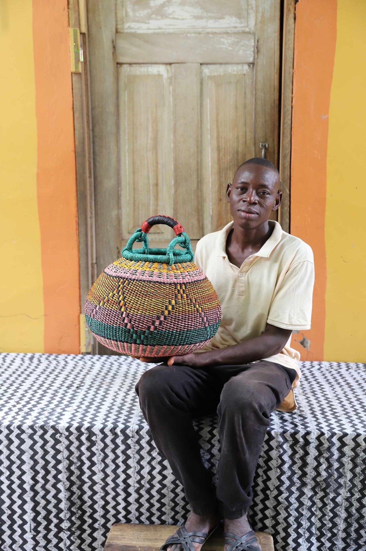 Handwoven African basket in elephant grass, 42 cm wide, shaped like a pot.