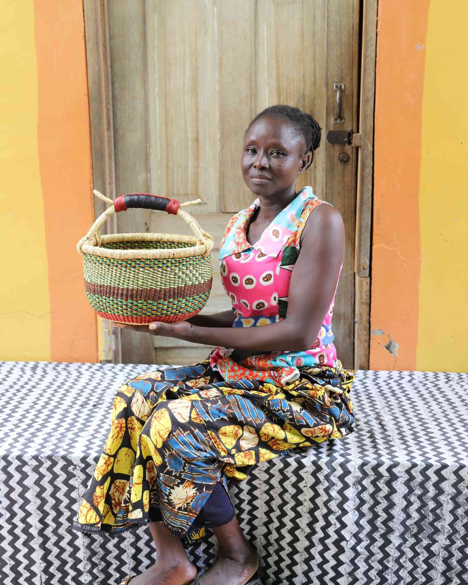 Handwoven African basket in elephant grass, 31 cm wide, with a tightly woven body.