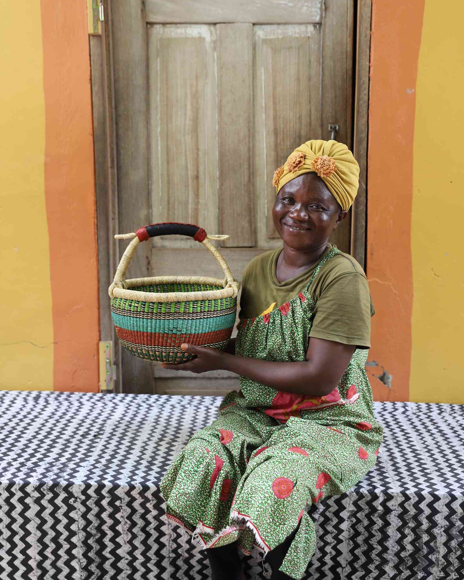 Small round woven basket in elephant grass, 33 cm across, made for everyday carrying.