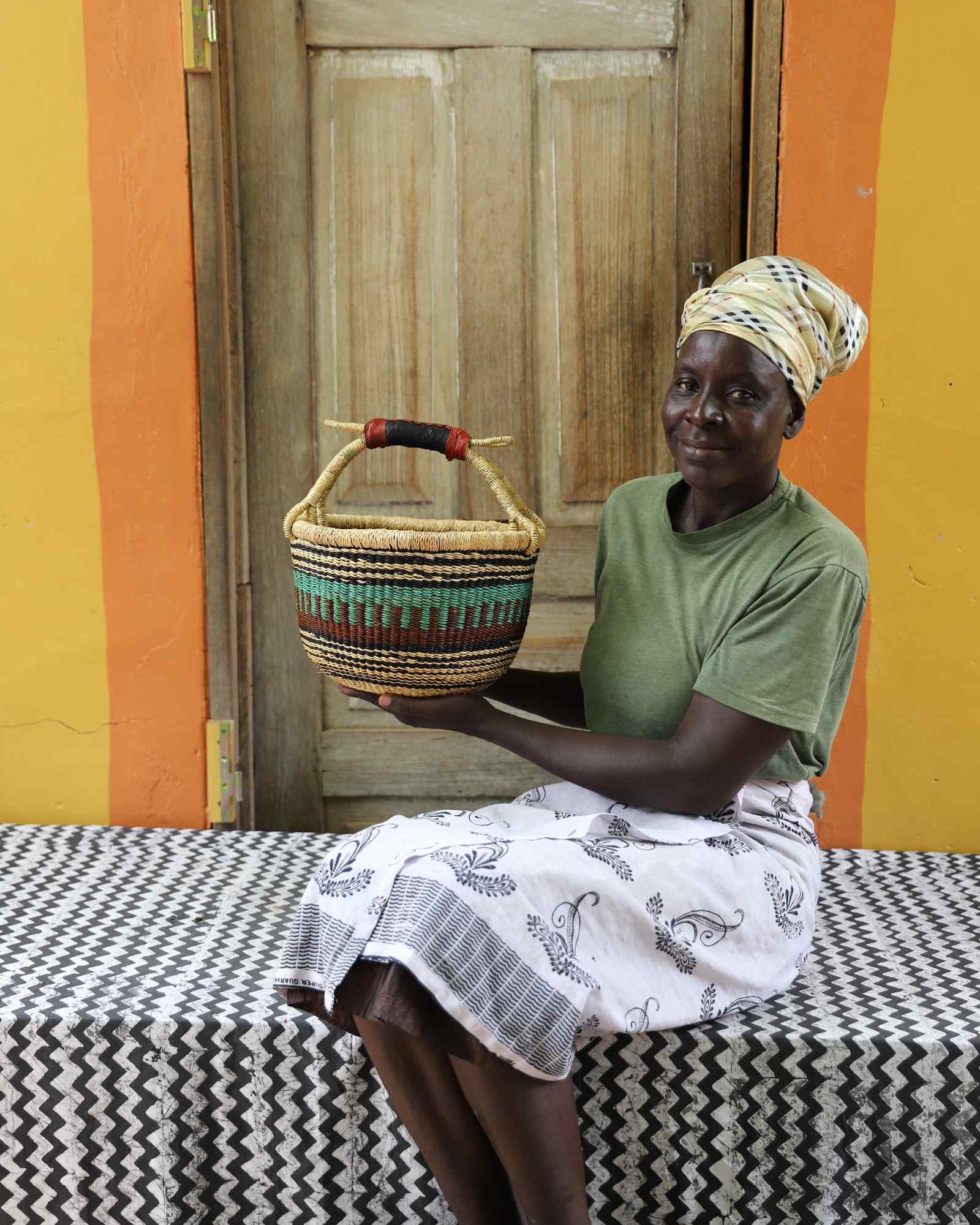 Small round handwoven African basket in elephant grass, 30 cm wide and 20 cm tall.