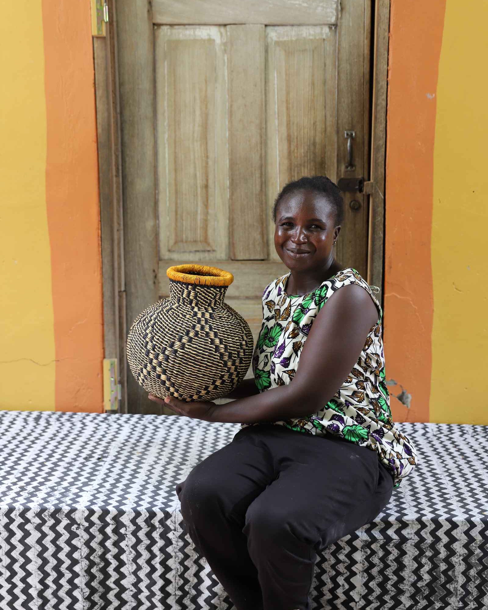 Handwoven African basket in elephant grass, 34 cm wide, the original 10 Cows form.
