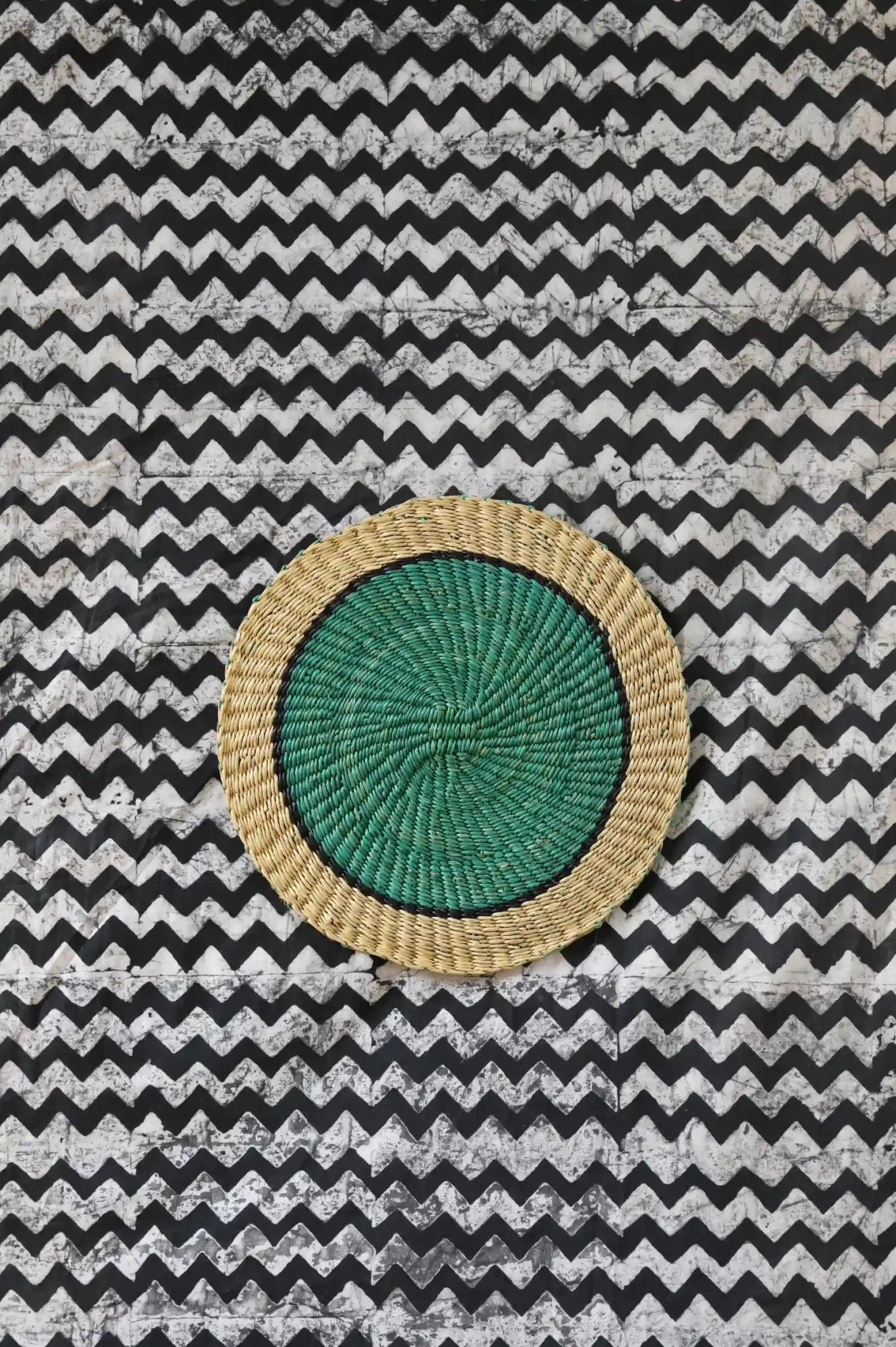 Medium woven placemat with bold green centre and natural straw border
