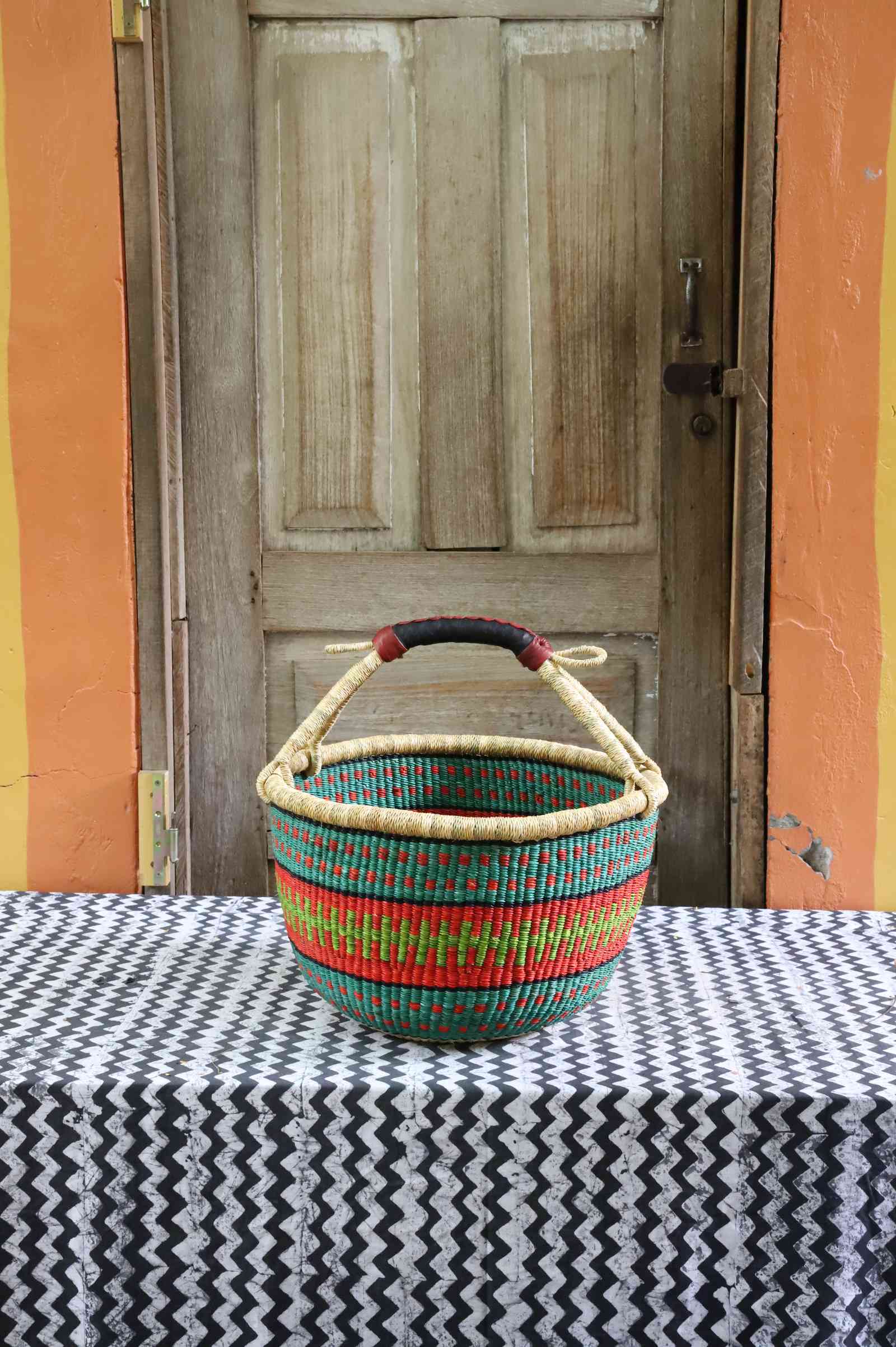 Large round shopping basket, a handwoven Bolga basket in elephant grass, 43 cm wide.