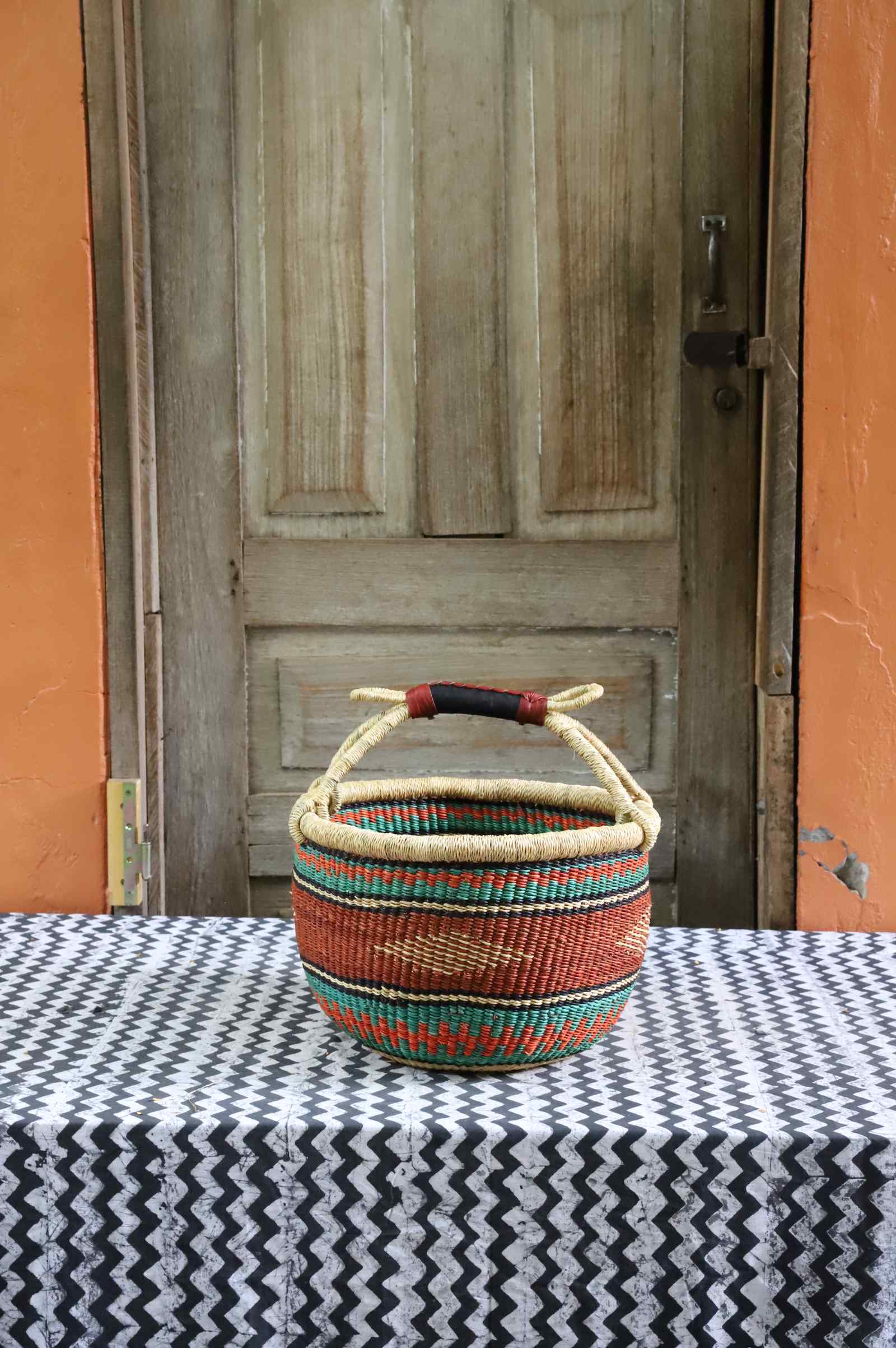 Medium round shopping basket handwoven in elephant grass, 38 cm wide and 25 cm tall.