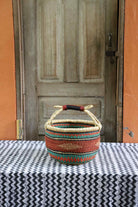 Medium round shopping basket handwoven in elephant grass, 38 cm wide and 25 cm tall.