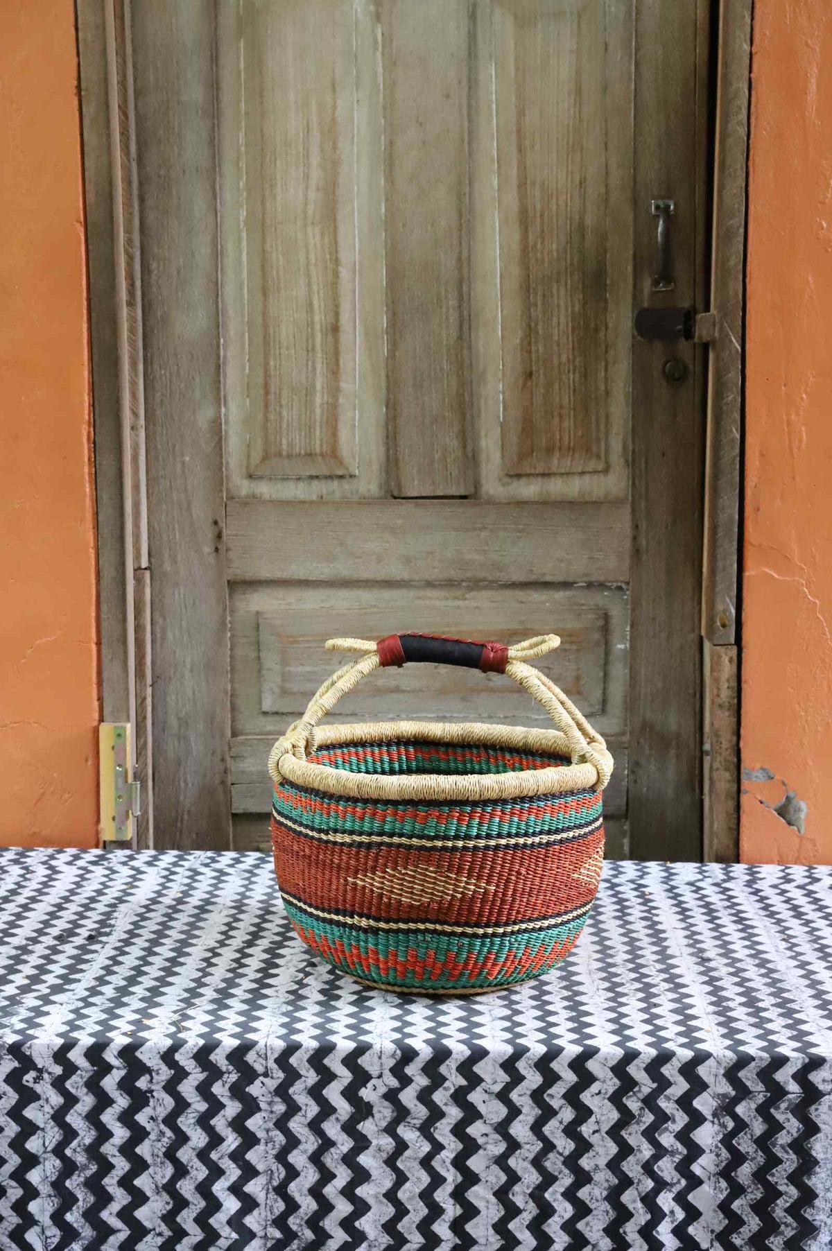Medium round shopping basket handwoven in elephant grass, 38 cm wide and 25 cm tall.