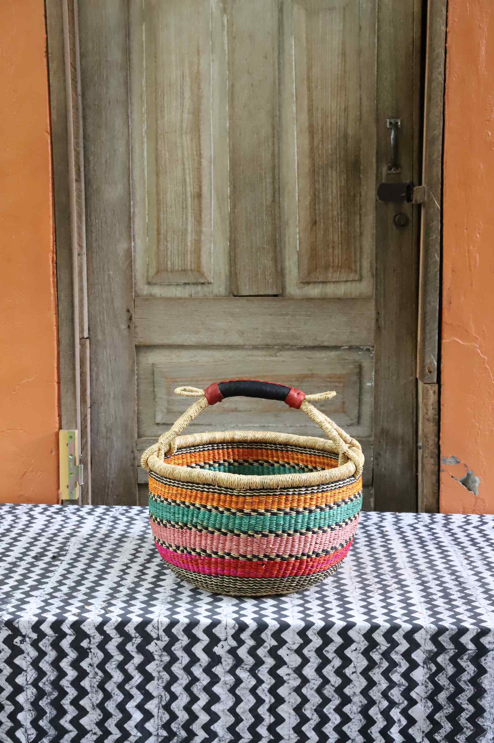 Medium round shopping basket, a handwoven Bolga basket in elephant grass, 41 cm wide.