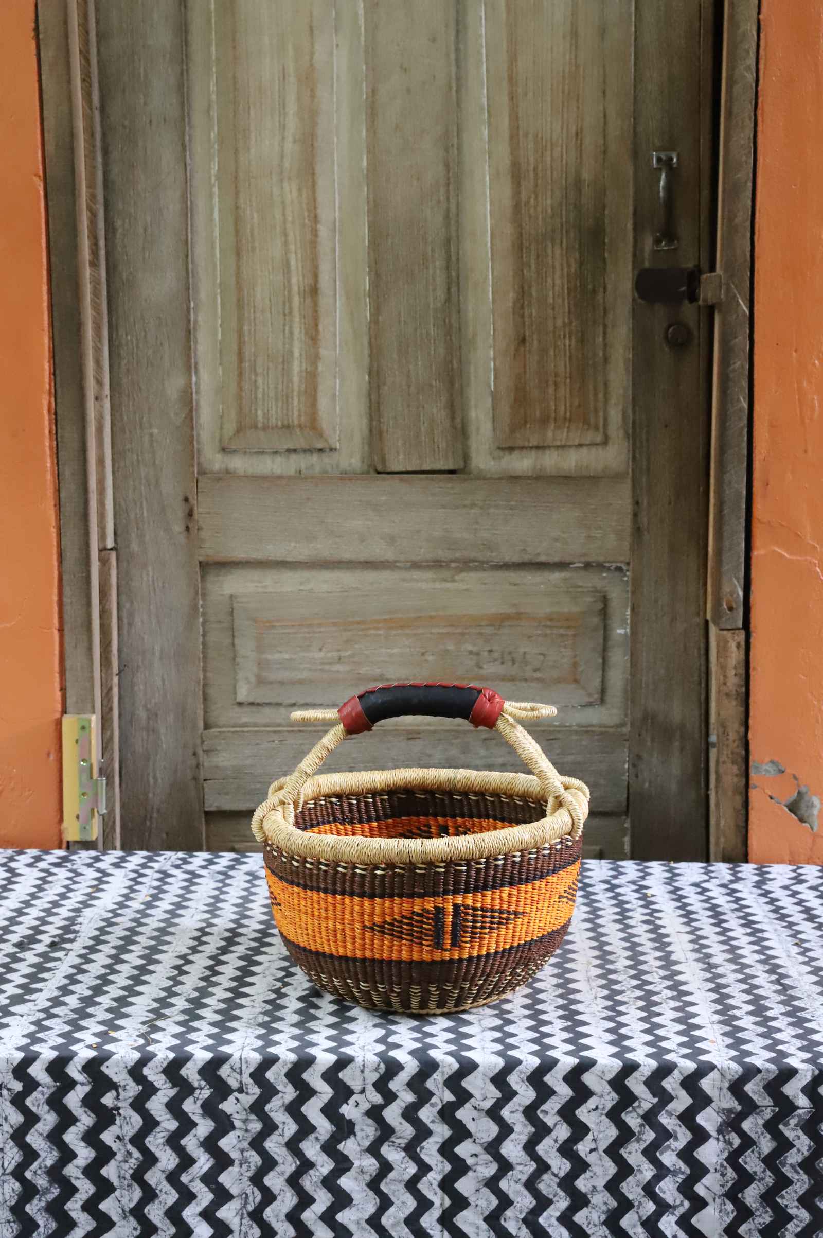 Round shopping basket handwoven in elephant grass, 33 cm wide and 19 cm tall.
