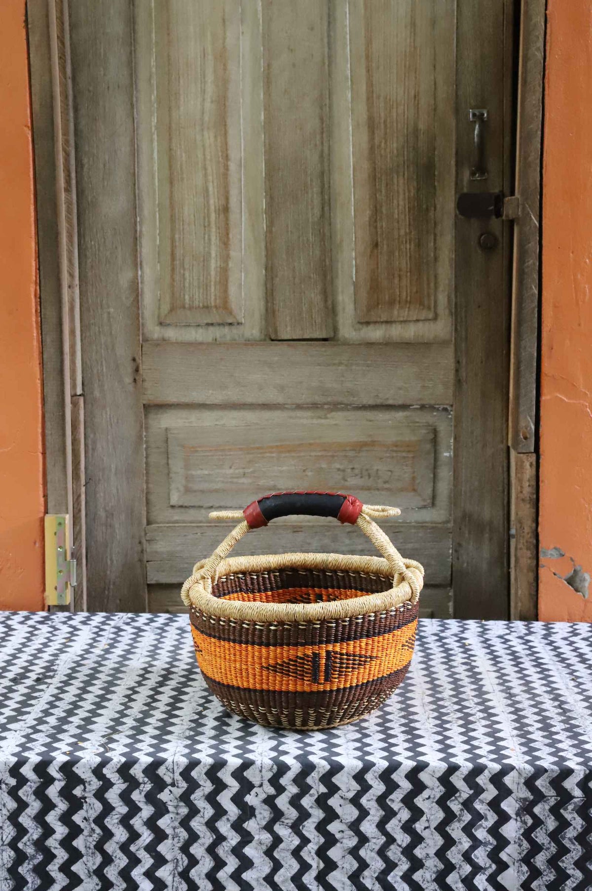 Round shopping basket handwoven in elephant grass, 33 cm wide and 19 cm tall.