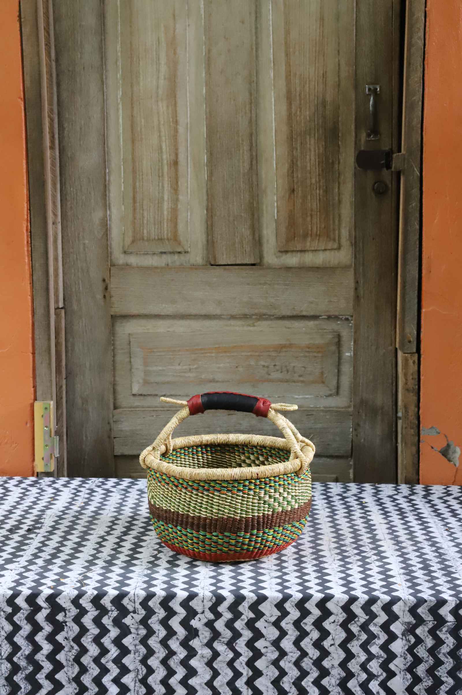 Small round shopping basket in elephant grass, handwoven in Bolgatanga, Ghana.