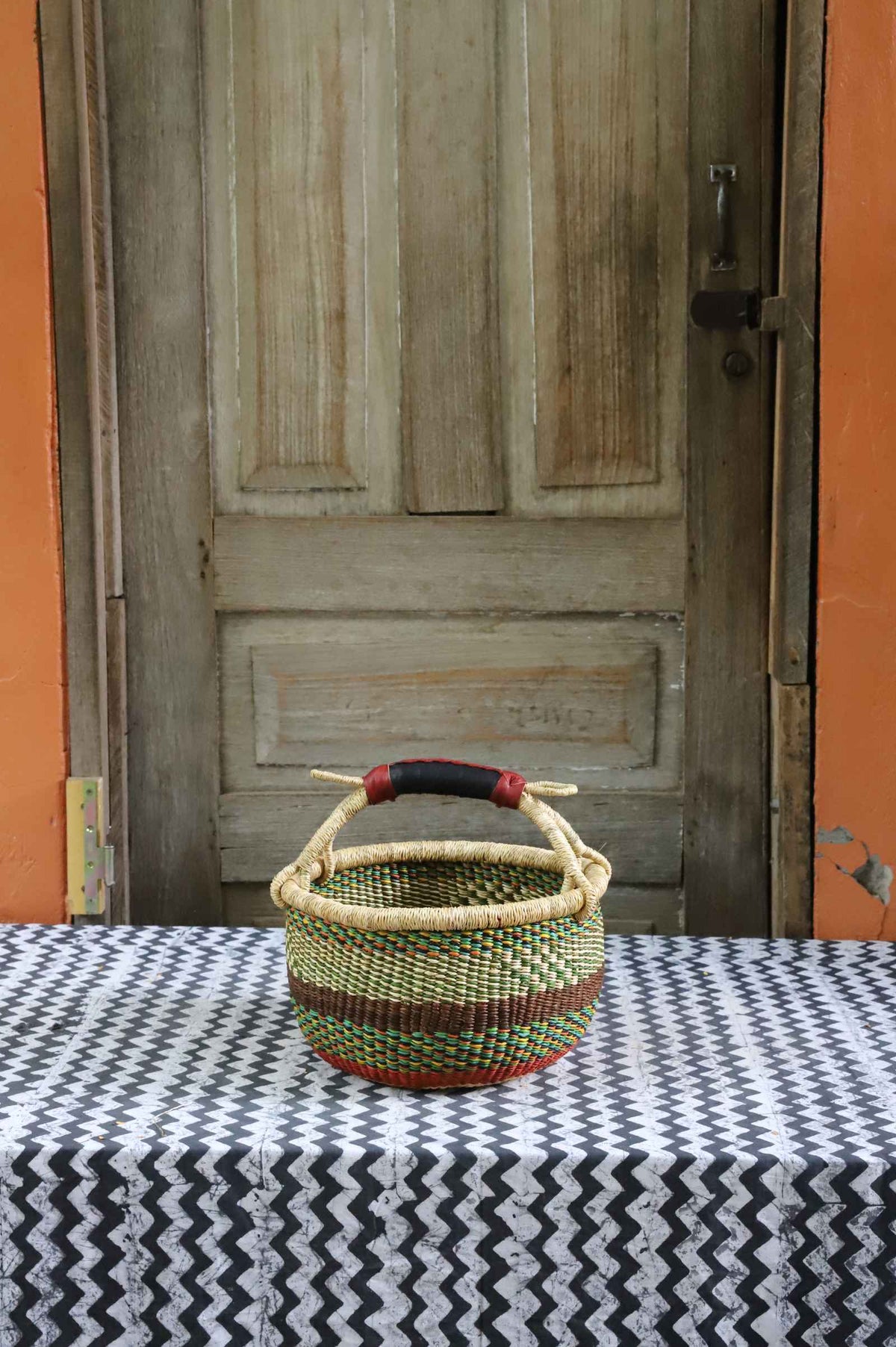 Small round shopping basket in elephant grass, handwoven in Bolgatanga, Ghana.