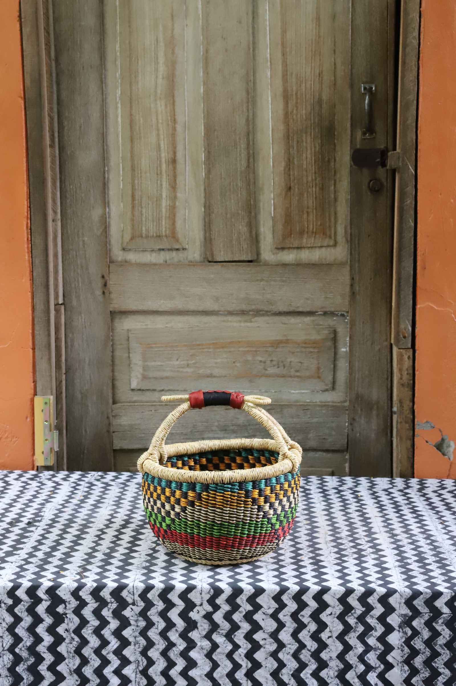 Round shopping basket in elephant grass, a handwoven Bolga basket from northern Ghana.