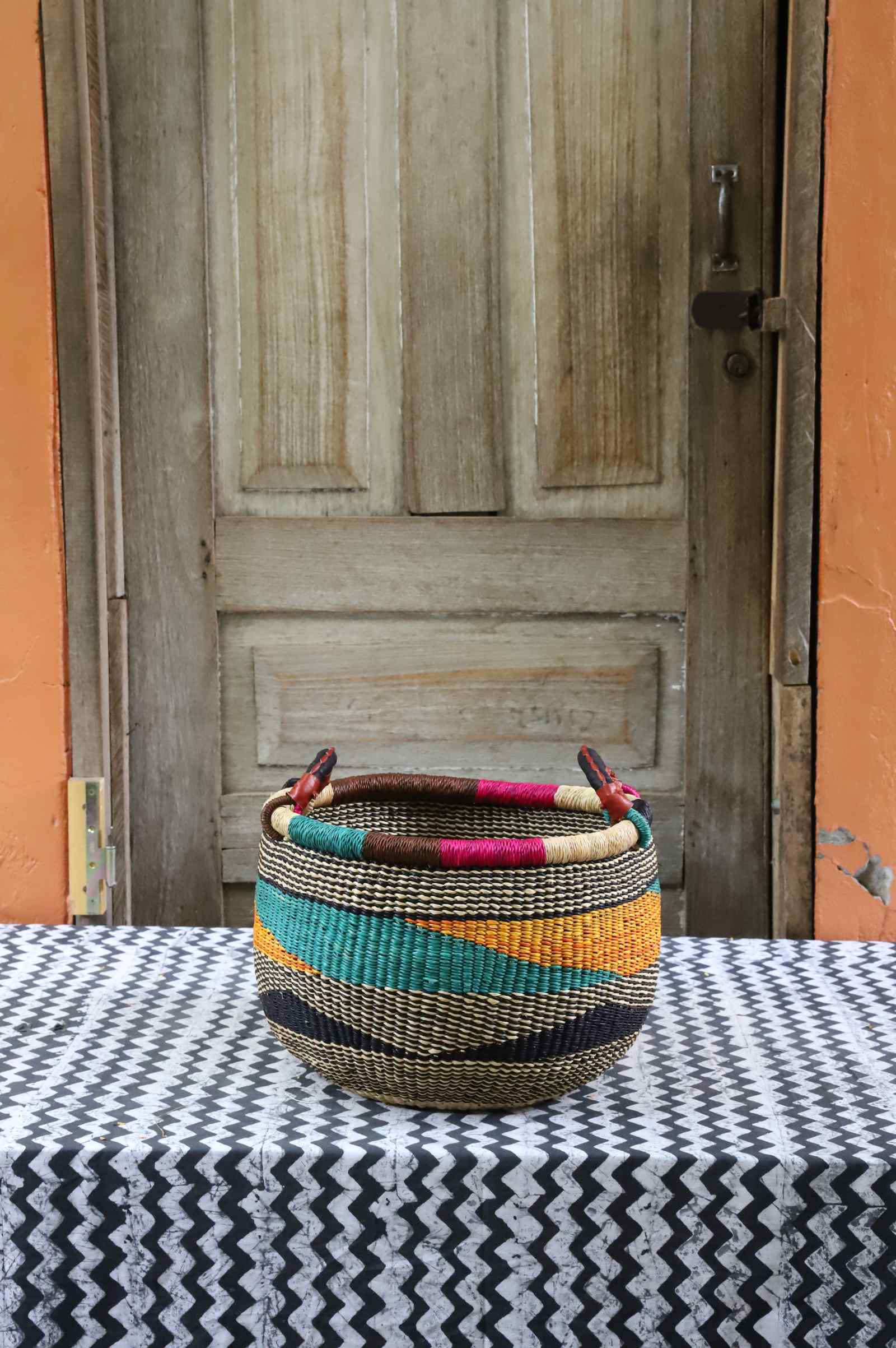 Gbenka storage basket in elephant grass, handwoven in Bolgatanga, Ghana.