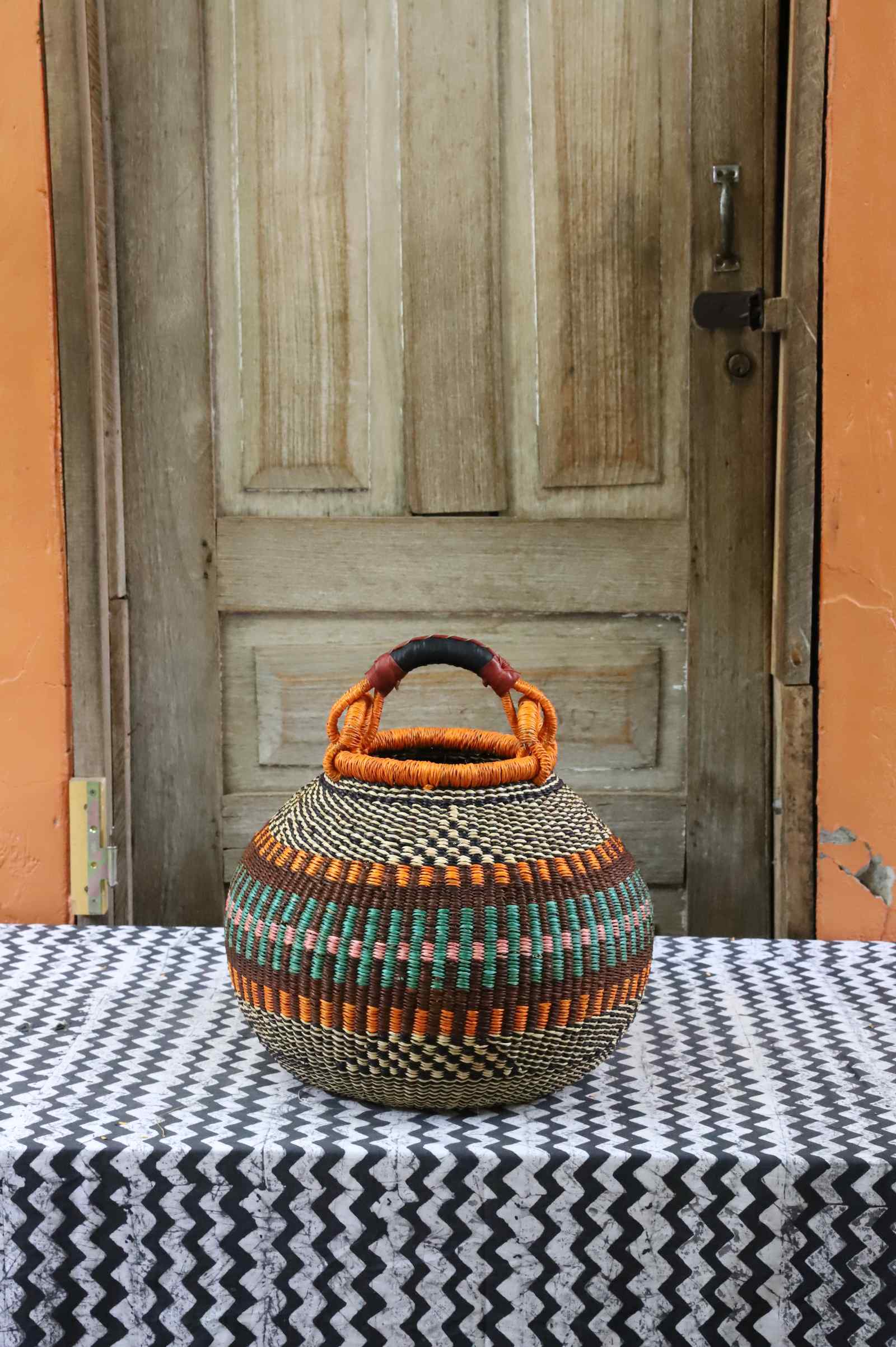 Pot storage basket handwoven in elephant grass, 41 cm wide and 39 cm tall.