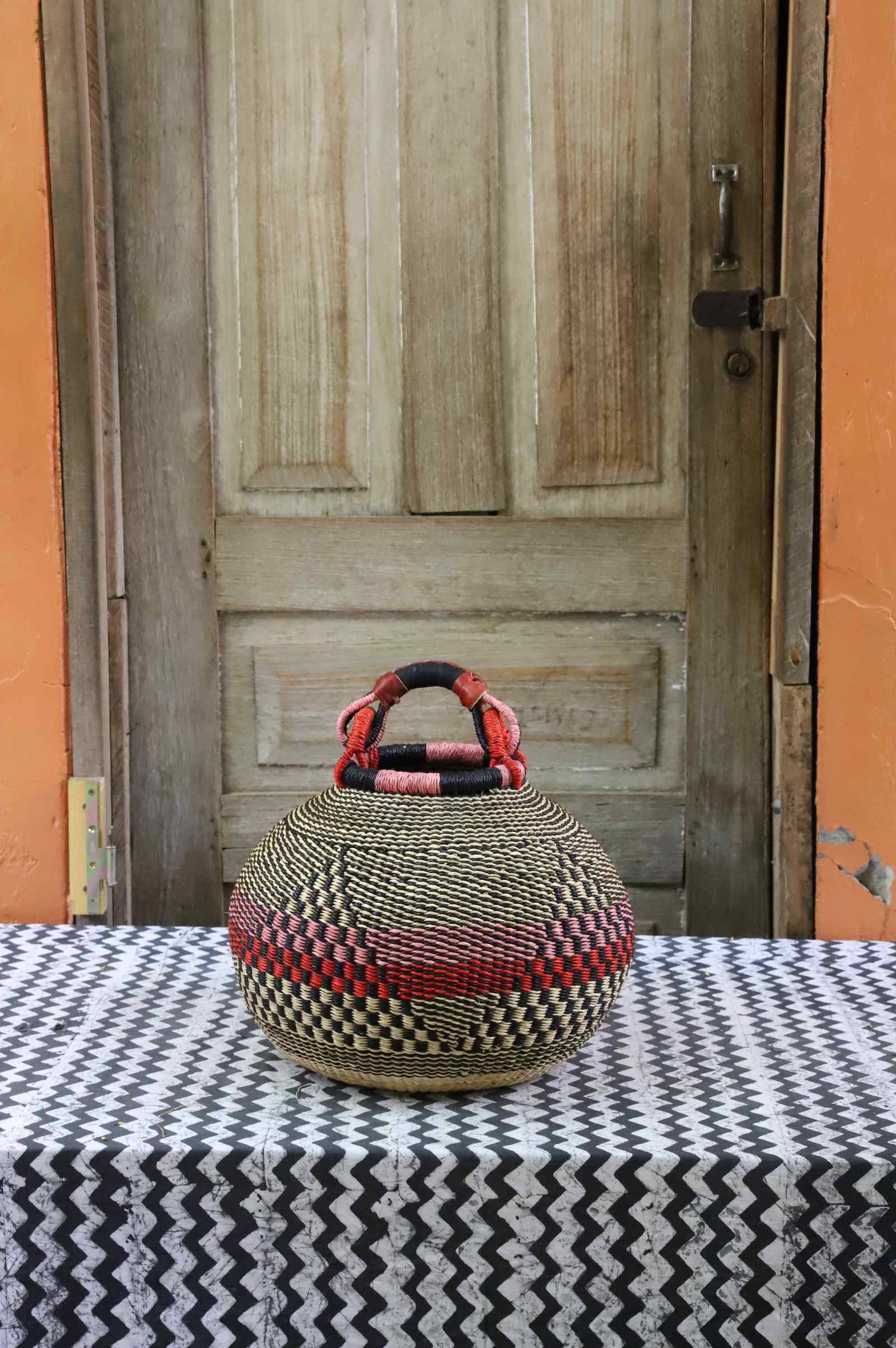 Handwoven Bolga pot basket in elephant grass from Bolgatanga, Ghana, 41 cm wide.