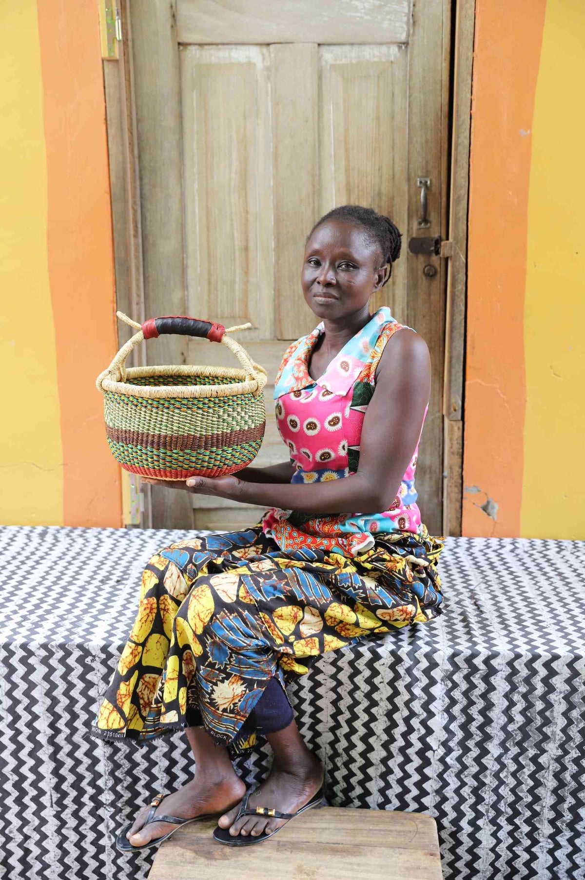 Handwoven African basket in elephant grass, 31 cm wide, with a tightly woven body.