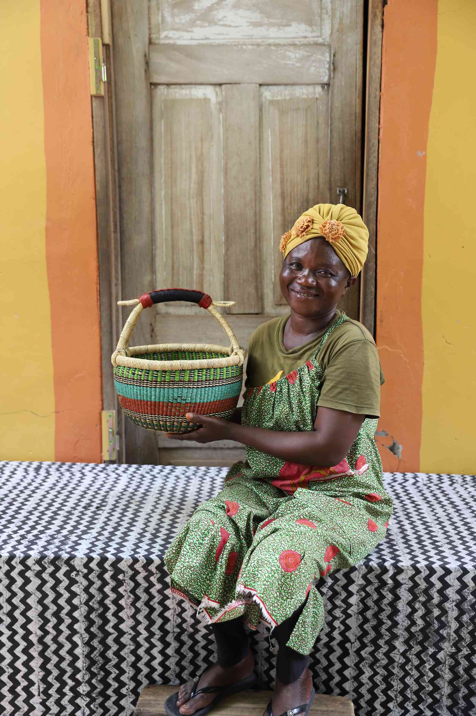 Small round woven basket in elephant grass, 33 cm across, made for everyday carrying.