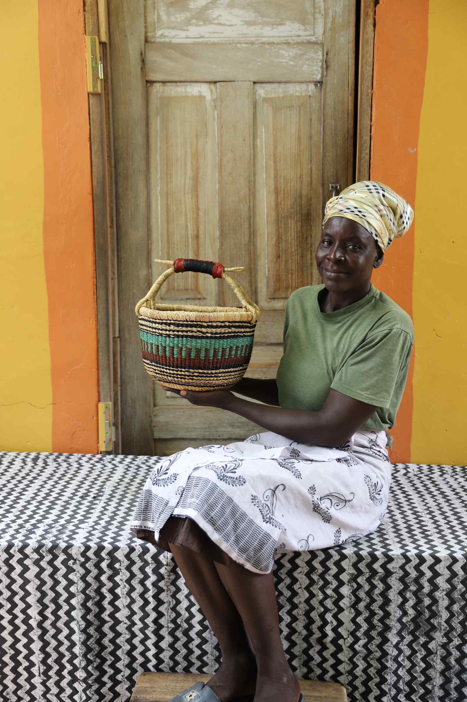Small round handwoven African basket in elephant grass, 30 cm wide and 20 cm tall.