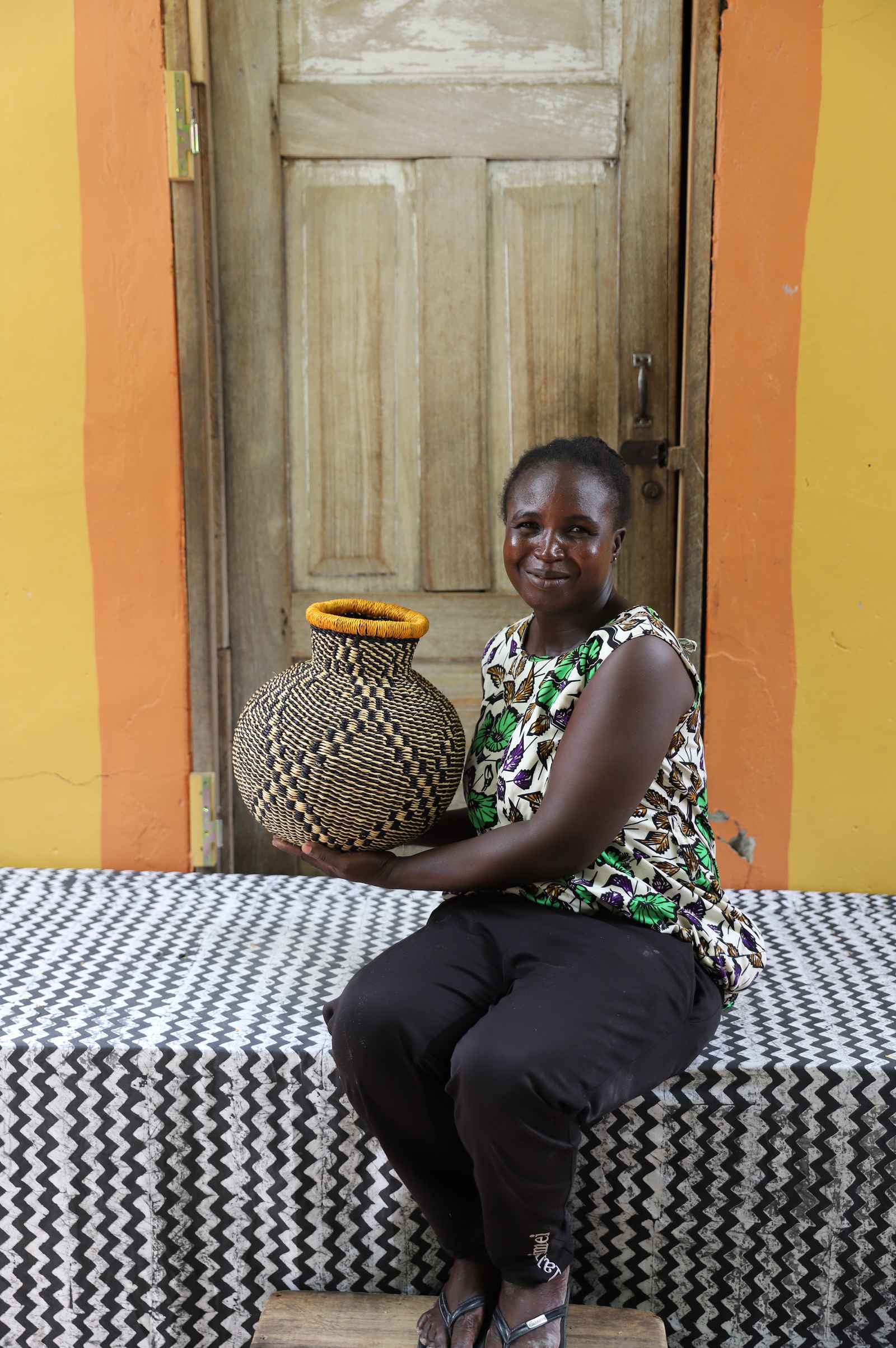 Handwoven African basket in elephant grass, 34 cm wide, the original 10 Cows form.